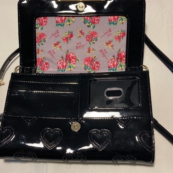 Betsey Johnson Shiny Black Shoulder Bag Heart Design - Picture 4 of 11